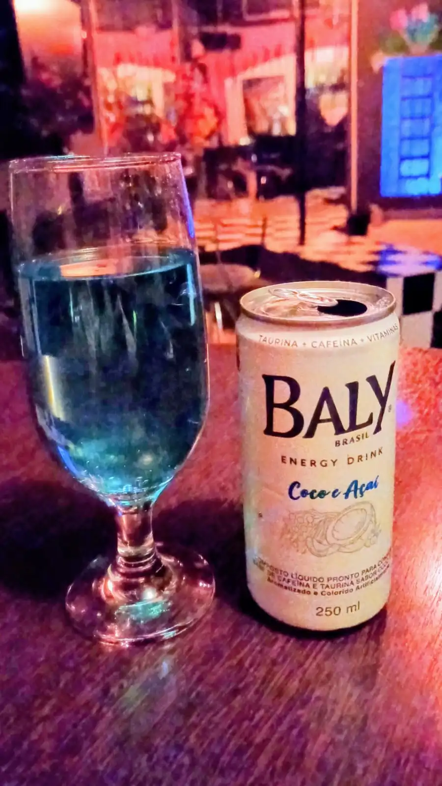 Foto de drinks no bar